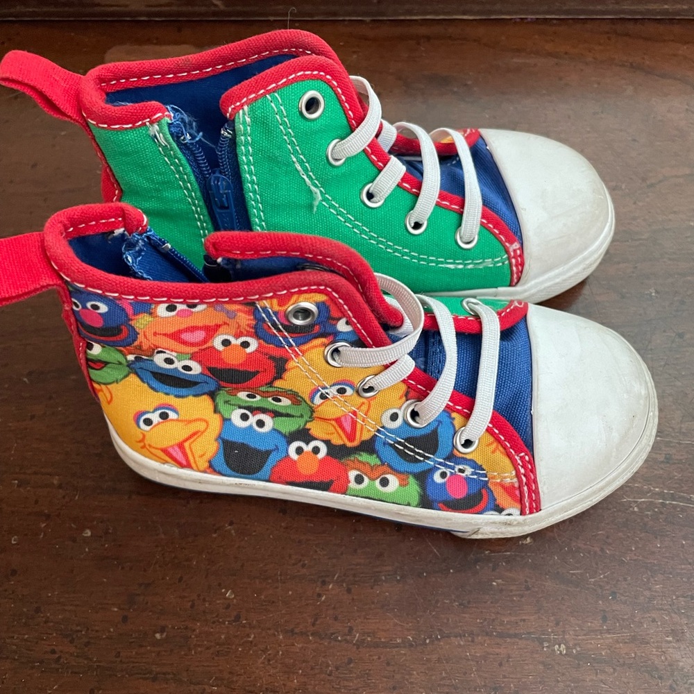 Sesame Street zip high top size 7 kids